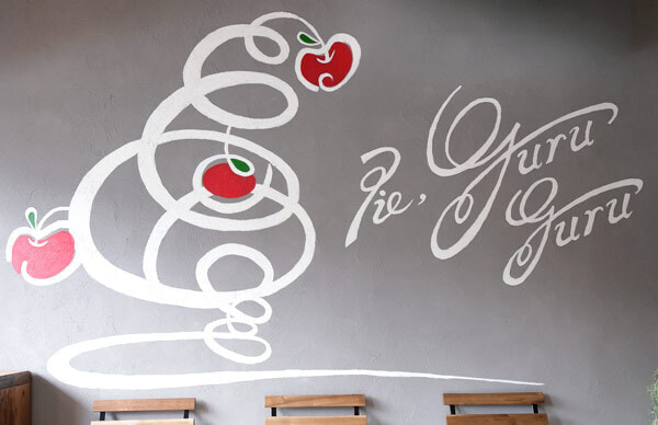 壁にロゴをペイント